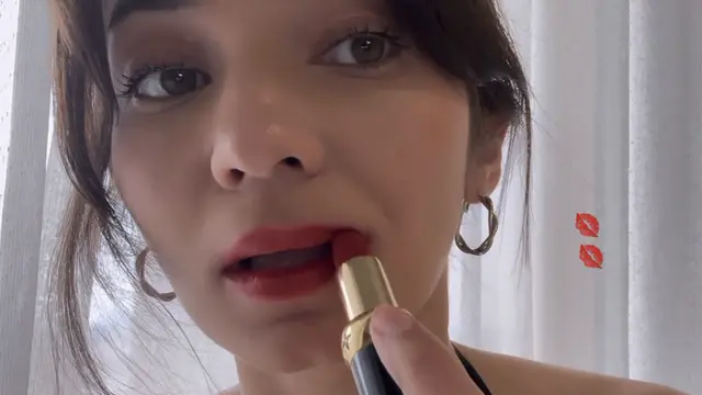 Enzy Storia memulas lipstik Louis Vuitton. [@enzystoria]