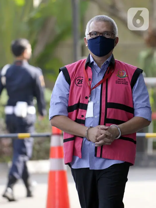 Mantan Direktur Operasional Finance PT Danareksa Sekuritas Erizal jelang diperiksa Kejaksaan Agung di Gedung KPK, Jakarta, Kamis (18/6/2020). Erizal diperiksa sebagai tersangka dugaan korupsi pemberian fasilitas pembiayaan PT Danareksa Sekuritas ke PT Evio Securities. (merdeka.com/Dwi Narwoko)