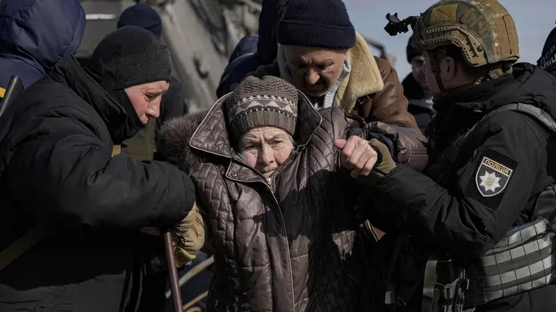 Seorang nenek di Irpin, di perbatasan Kyiv dievakuasi. Rusia masih terus serang Ukraina.