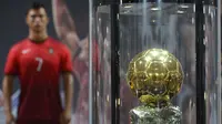 Tropi FIFA Ballon d'Or ikut dipajang di Museum CR7 di Funchal, Madeira, Portugal (23/7). Museum tersebut berisi perjalanan karier Ronaldo selama bertahun-tahun menggeluti dunia lapangan hijau. (AFP PHOTO/Helder Santos)