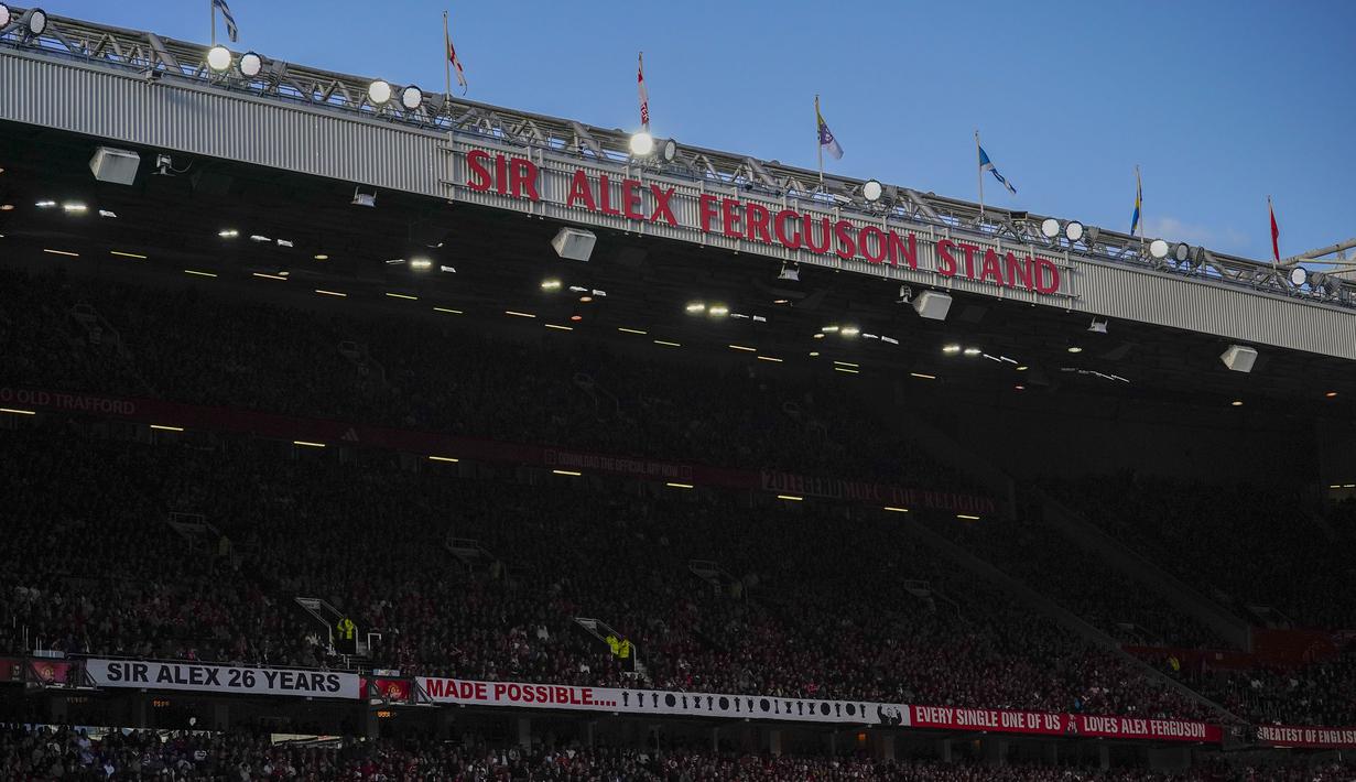 Suasana tribune stadion Old Trafford saat laga lanjutan Liga Inggris antara Manchester United melawan Brentford, Sabtu (19/10/2024). (AP Photo/Dave Thompson)