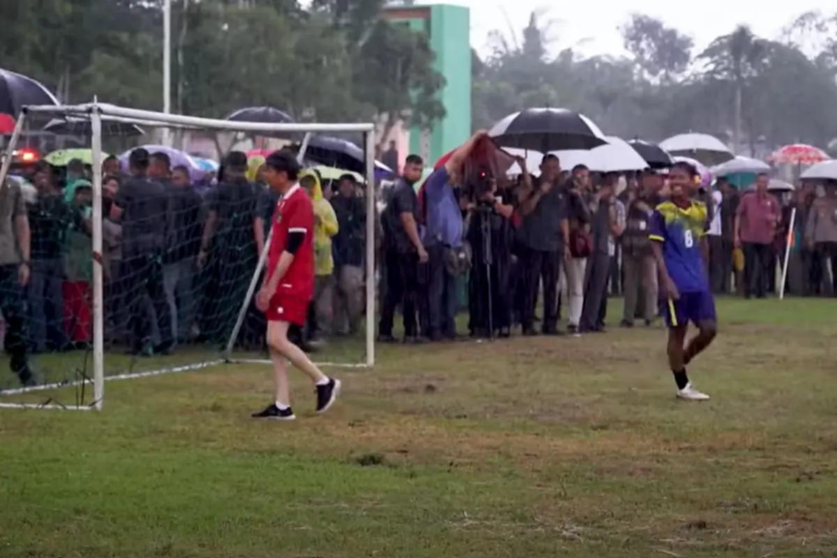 Presiden Jokowi bermain sepak bola bersama anak-anak di Sleman, DIY. (Tangkapan Layar Youtube Sekretariat Presiden)