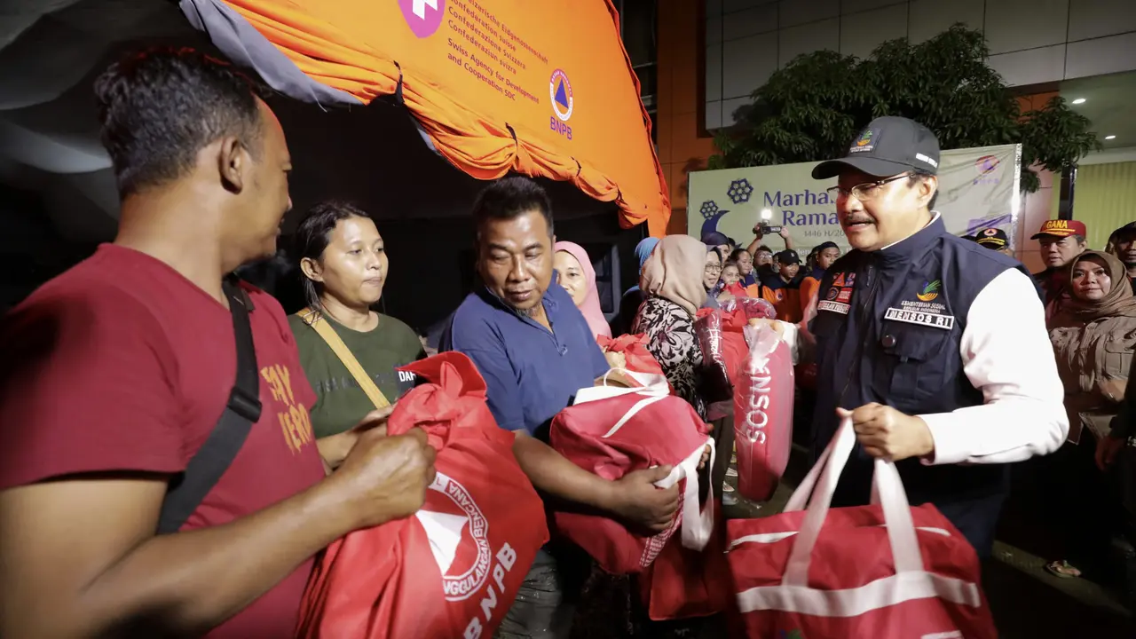 Menteri Sosial Saifullah Yusuf (Gus Ipul) datangi korban banjir Bekasi.