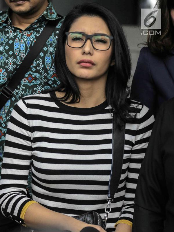 Ekspresi artis peran Tyas Mirasih usai membuat laporan di Polda Metro Jaya, Jakarta, Rabu (21/3). (Liputan6.com/Faizal Fanani)