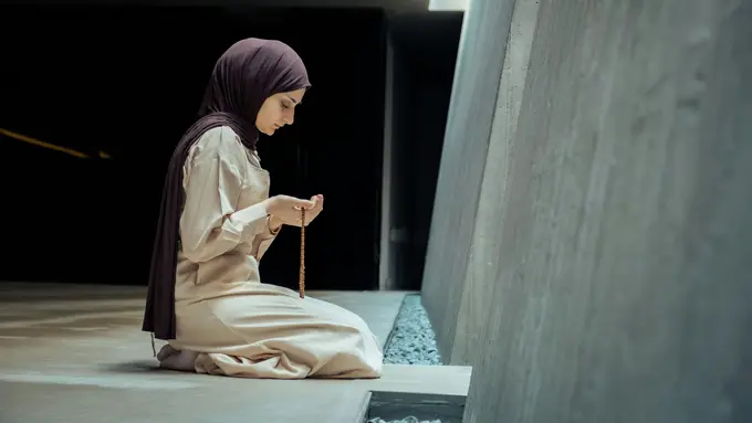 Ilustrasi Gamis (Foto oleh Zeynep Sude  Emek: https://www.pexels.com/id-id/foto/wanita-perempuan-kaum-wanita-agama-20785719/)