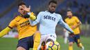 Duel pemain Lazio, Felipe Caicedo (kanan) dengan pemain Hellas Verona, Deian Boldor pada lanjutan Serie A di di Olympic stadium, Roma, (19/2/2018). Lazio menang 2-0. (AFP/Alberto Pizzoli)