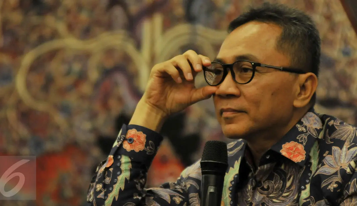 Ketua MPR Zulkifli Hasan saat menjadi pembicara di acara "Netizens Jogja Ngobrol bareng MPR RI" di Yogyakarta, Jumat (18/3/2016). MPR mengajak para Nitizen dan Blogger Indonesia untuk ikut serta mensosialisasikan 4 Pilar. (Liputan6.com/Johan Tallo)