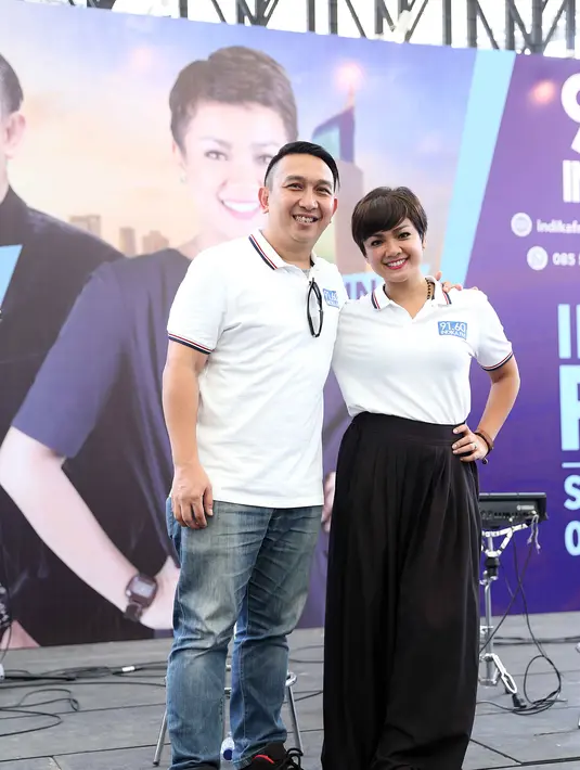 "Ini kembalinya aku siaran dan pertama di Indika Pagi. Kebetulan hampir barengan waktunya dengan HUT RI ke-71. Bikin sesuatu yang bermanfaat untuk orang lain aja," kata Nirina Zubir ditemui dalam acara Bakti Sosial, Senin (15/8). (Nurwahyunan/Bintang.com)