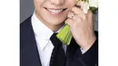 Terakhir, potret Lee Seung Gi close up yang terlihat tampan dengan jas hitam sambil memamerkan wedding ring-nya. [Foto: IG/byhumanmade].