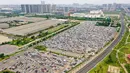 Foto udara yang diambil pada 10 Agustus 2021 ini menunjukkan kendaraan yang rusak akibat banjir pada Juli di tempat parkir, beberapa di antaranya akan dibuang, di Zhengzhou di provinsi Henan, China. Ada lebih dari 4.000 mobil yang terendam diparkir, termasuk Tesla Model 3 dan Audi. (STR / AFP)