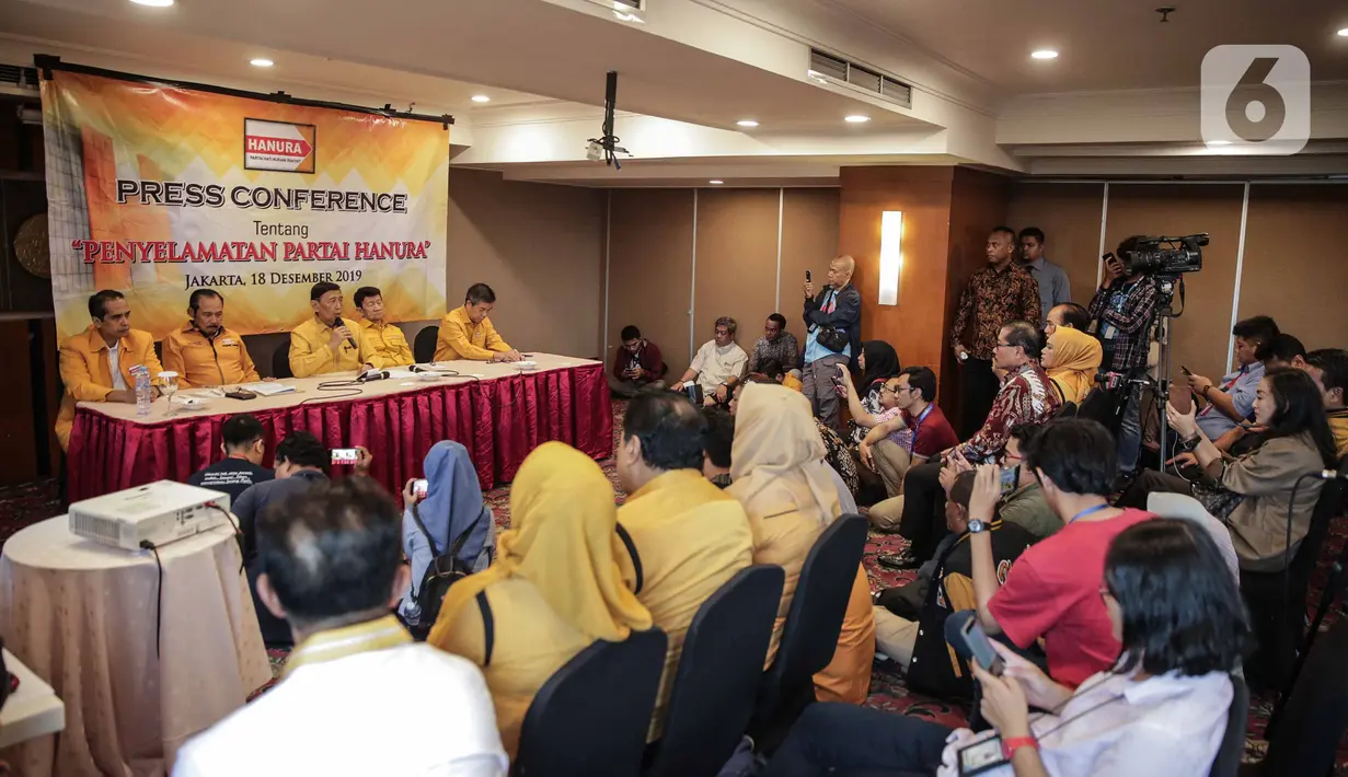 Ketua Dewan Pembina Partai Hanura Wiranto memberikan penjelasan saat menggelar preskon terkait kisruh Partai Hanura di Jakarta, Rabu (18/12/2019). Dalam penjelasannya, Wiranto menyatakan mundur dari Pembina Partai Hanura demi menghindari konflik dengan pengurus Partai. (Liputan6.com/Faizal Fanani)