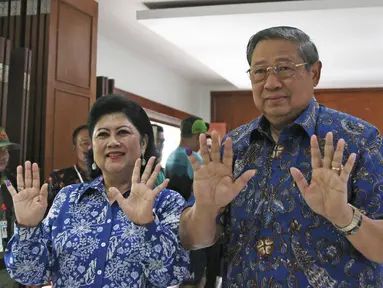 Presiden ke-6 RI Susilo Bambang Yudhoyono bersama Ani Yudhoyono menunjukkan tinta pada jarinya usai mencoblos pada Pilkada Serentak 2018 di Tempat Pemungutan Suara (TPS) 06 Kelurahan Nagrak, Gunung Putri, Bogor, Rabu (27/6). (Liputan6.com/Herman Zakharia)