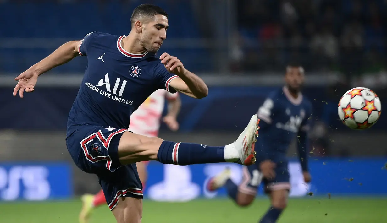 Achraf Hakimi merupakan rekrutan anyar Paris Saint-Germain bersama Sergio Ramos pada awal musim 2021/22. Ia direkrut dari Inter Milan seharga 66,5 juta euro. Sebelum membela Nerazzurri, Hakimi merupakan pemain Real Madrid yang hanya tampil sebanyak 17 kali. (AFP/Franck Fife)