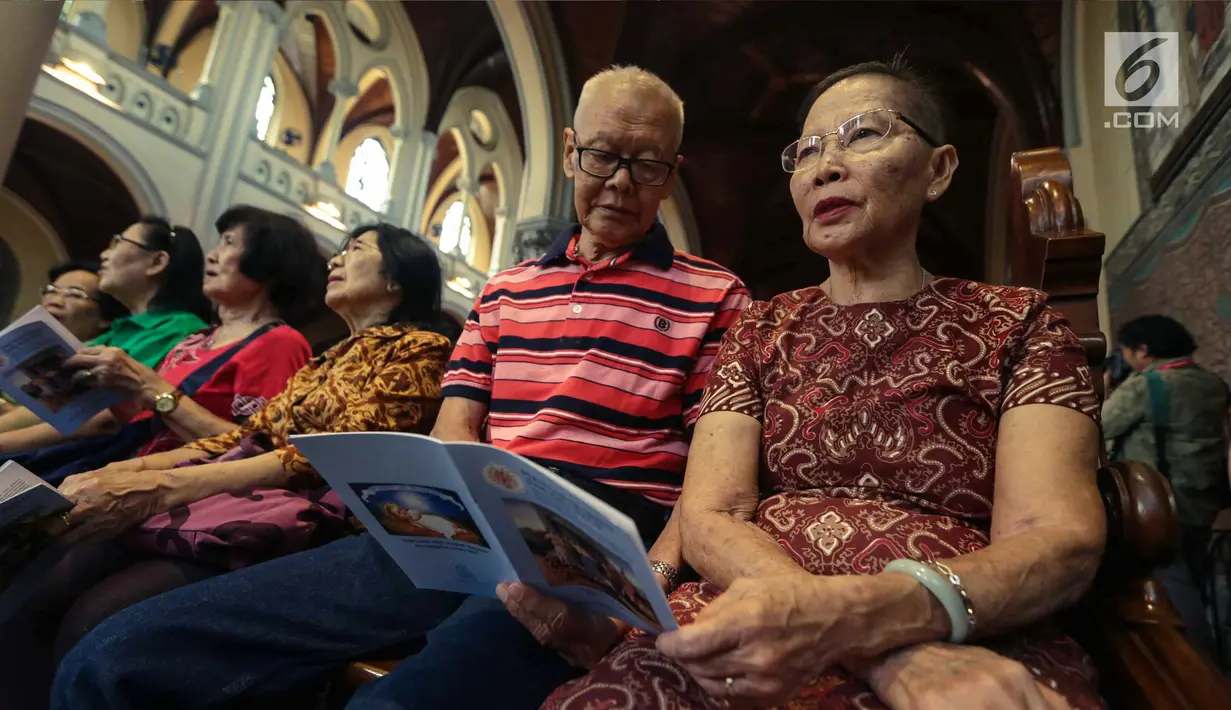 Umat Kristen Katolik melaksanakan Misa Pontifikal Natal di Gereja Katedral, Jakarta, Senin (25/12). Juru bicara Gereja Katedral mengatakan, misa Natal di Gereja Katedral dijaga sekitar 200-an aparat pengamanan gabungan. (Liputan6.com/Faizal Fanani)