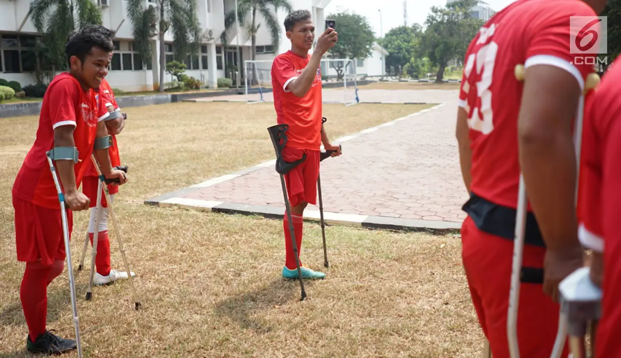 Tim Garuda Indonesia Amputee Football (INAF) saat sesi latihan di kawasan Pesanggrahan, Jakarta, Sabtu (3/8/2019). Latihan tersebut digelar untuk persiapan laga uji coba menghadapi salah satu tim sepak bola amputasi di Inggris dan Jepang pada tahun 2020 nanti. (Liputan6.com/Immanuel Antonius)