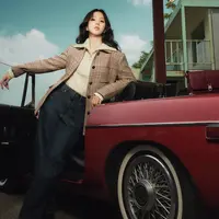 Gaya Jisoo BLACKPINK tampil preppy di pemotretan terbaru bersama Tommy Hilfiger. [@tommyhilfiger].