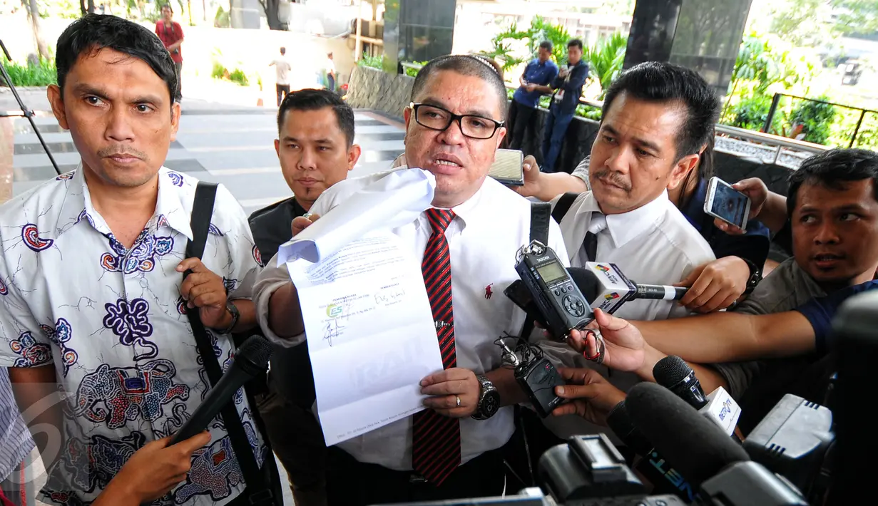 Pengacara, Razman Arief Nasution (tengah) menunjukkan surat pemberitahuan di Gedung KPK, Jakarta, Kamis (23/7/2015). Razman mendampingi anak buah Gubernur Sumut Gatot Pujo Nugroho, Mustofa (kiri) untuk menjalani pemeriksaan. (Liputan6.com/Yoppy Renato)