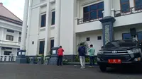 Pekerja servis AC terjatuh dari lantai 3 Gedung Pemkab Tuban. (Ahmad Adirin/Liputan6.com)