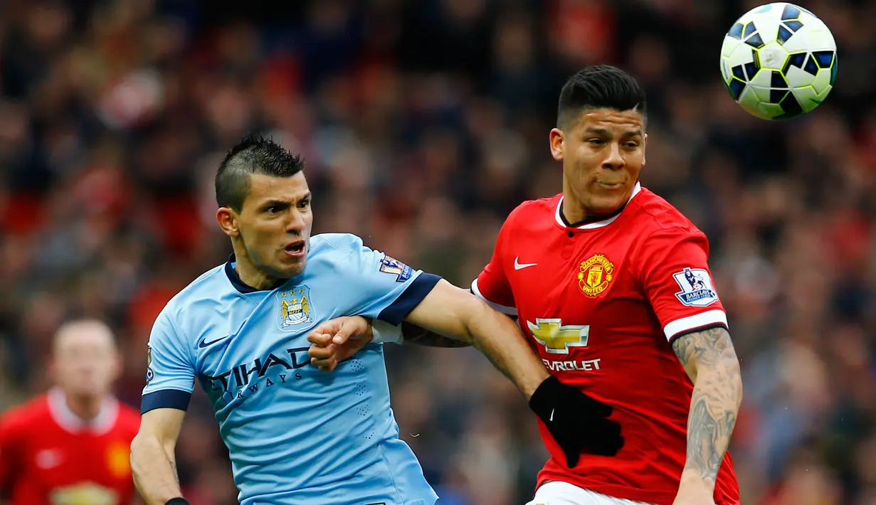 Penyerang  Manchester City, Sergio Arguero (kiri) berebut bola dengan bek MU Marcos Rojo saat Laga Liga Premier Inggris di Old Trafford, Minggu (12/4/2015). Manchester United menang 4-2 atas City. (Reuters/Darren Staples)