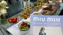 Koleksi Miu Miu Fall/Winter 2024 karya Miuccia Prada telah hadir. Mengambil inspirasi dari rentang dan lingkup kehidupan manusia, jenis pakaiannya yang berubah-ubah mencerminkan perkembangan karakter, baik yang personal maupun universal. Kedatangan Miu Miu Fall/Winter 2024 disuguhkan dengan cara unik dan sesi Miu Miu's Morning Club. [Foto dok: Fimela.com]