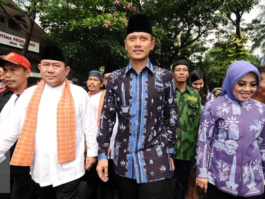 Balon gubernur DKI Jakarta, Agus Harimurti Yudhoyono (tengah) bersama Ketua Tim Pemenangan Nachrowi Ramli menuju Balai Sudirman Jakarta, Senin (24/10). Pasangan Agus-Sylvi akan mengikuti penetapan cagub DKI Jakarta. (Liputan6.com/Helmi Fithriansyah)