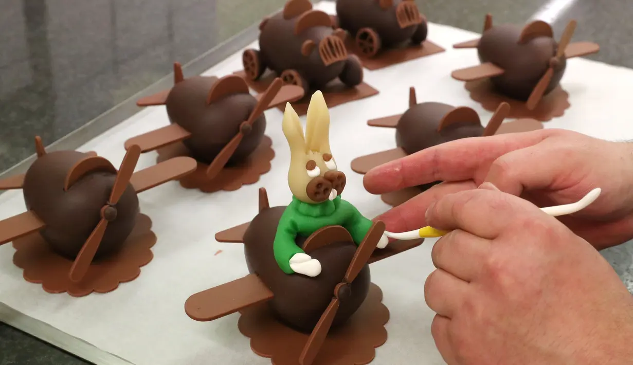 Juru masak kue Belgia, Christophe Roesem menyelesaikan pembuatan coklat telur di Wittamer chocolate workshop, Brussels, Belgia (17/4). Coklat-coklat lucu ini dipersiapkan untuk Hari Raya Paskah. (Reuters/Yves Herman)