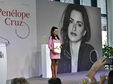 Aktris Penelope Cruz menerima Penghargaan di Festival Film San Sebastian ke-70 di San Sebastian, Spanyol utara 17 September 2022. Penelope Cruz dianugerahi Penghargaan Sinematografi Nasional Spanyol. (AP Photo/Alvaro Barrientos)