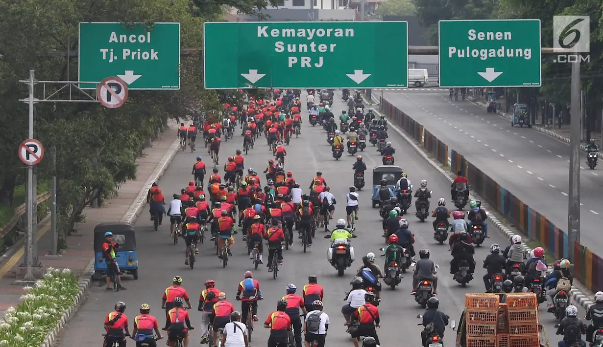Ratusan pesepeda mengikuti kegiatan bertajuk Gowes Bersama Indonesia Damai #iRide4Peace di kawasan Jakarta, Minggu (4/11). Acara bersepeda bersama ini dibalut deklarasi untuk mendukung Pemilu damai. (Liputan6.com/Immanuel Antonius)