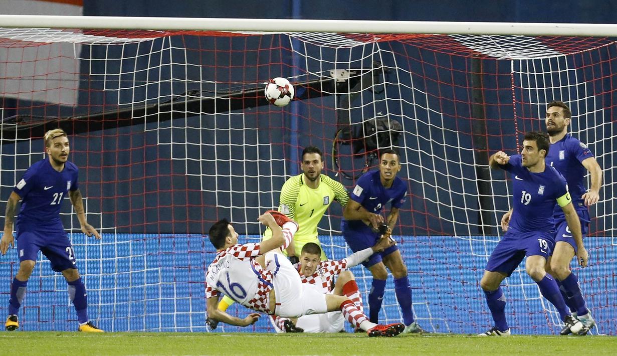 Striker Kroasia, Nikola Kalinic, melepaskan tendangan ke gawang Yunani pada laga leg pertama playoff Piala Dunia 2018 di Stadion Maksimir, Kamis (9/11/2017). Kroasia menang 4-1 atas Yunani. (AP/Darko Bandic)