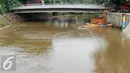 Suasana Pintu Air Manggarai, Jakarta, Senin (9/11/2015). Usai diguyur hujan, ketinggian di Pintu Air Manggarai masih aman dan berada di batas normal atau berada di bawah 750 cm, Jakarta, Senin (9/11/2015). (Liputan6.com/Yoppy Renato)