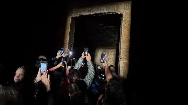 Pengunjung Memadati Kuil Ramses II, Mesir (AP/Mohammed Salah)