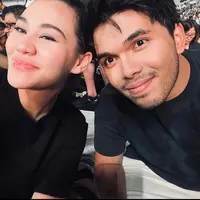 Aaliyah dan Thariq juga sempat menonton konser Coldplay bersama di Jakarta. Tampak keduanya yang tampil serasi mengenakan kaus hitam.  [@aaliyahmassaid/@thariqhalilintar]