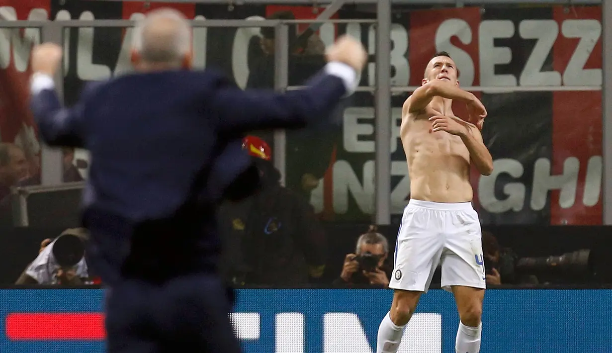 Gelandang Inter Milan Ivan Perisic melakukan selebrasi usai mencetak gol kegawang AC Milan pada laga Liga Italia Serie A di Stadion San Siro, Milan, (20/11). AC Milan bermain imbang dengan Inter Milan dengan skor 2-2. (AFP Photo/Alessandro Garofalo)
