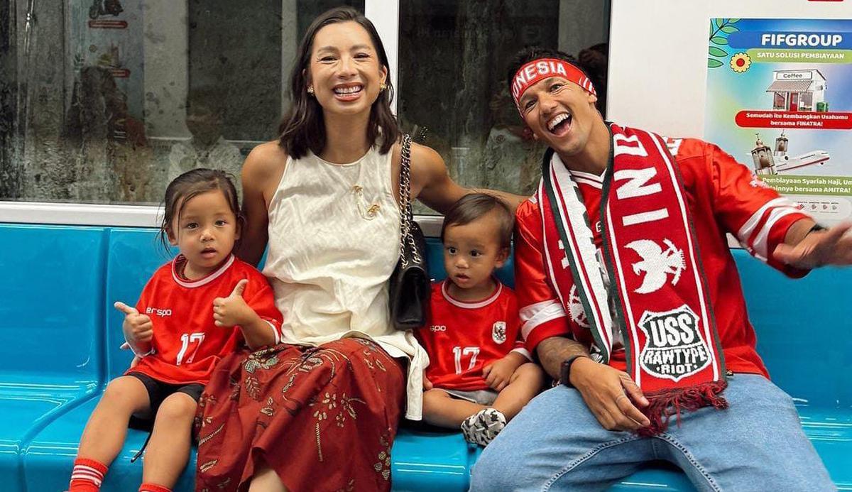 Potret Jennifer Bachdim Nonton Timnas Indonesia Vs Australia, Bersama Suami dan 2 Anak Pergi Naik MRT