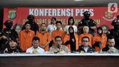 Kabid Humas Polda Metro Jaya Kombes Pol Argo Yuwono (tengah) memberi keterangan saat rilis pengungkapan rencana tindak kejahatan dalam pelantikan presiden dan wakil presiden di Mapolda Metro Jaya, Jakarta, Senin (21/10/2019). Polisi menangkap enam tersangka. (merdeka.com/Iqbal Zakharia)