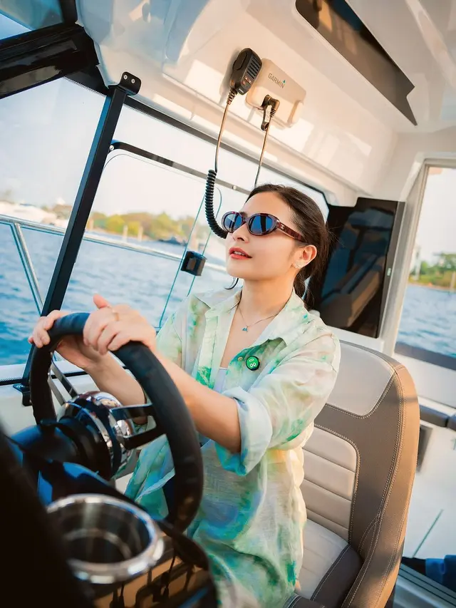 Prilly Latuconsina dan Yacht Mewahnya
