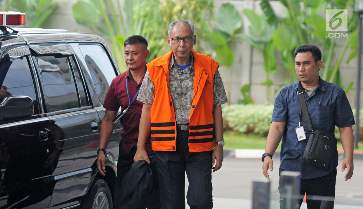 Dokter Bimanesh Sutarjo berjalan saat akan menjalani pemeriksaan di Gedung KPK, Jakarta, Rabu (31/1). Bimanesh hanya membisu soal agenda pemeriksaannya hari ini. (Liputan6.com/Herman Zakharia)