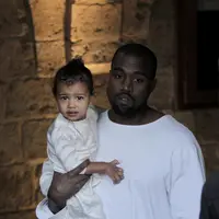 Kanye West dan North West (via nydailynews.com)