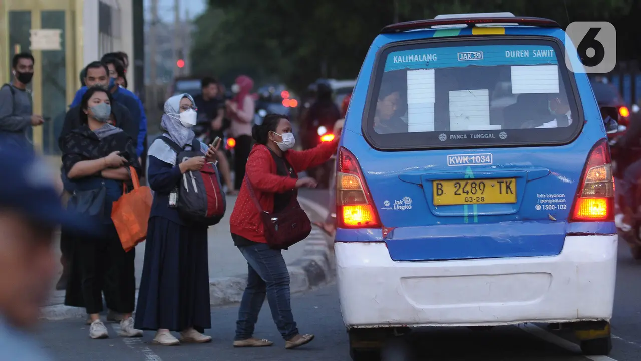 Budaya Tertib Antre Para Pengguna Mikrotrans JakLingko