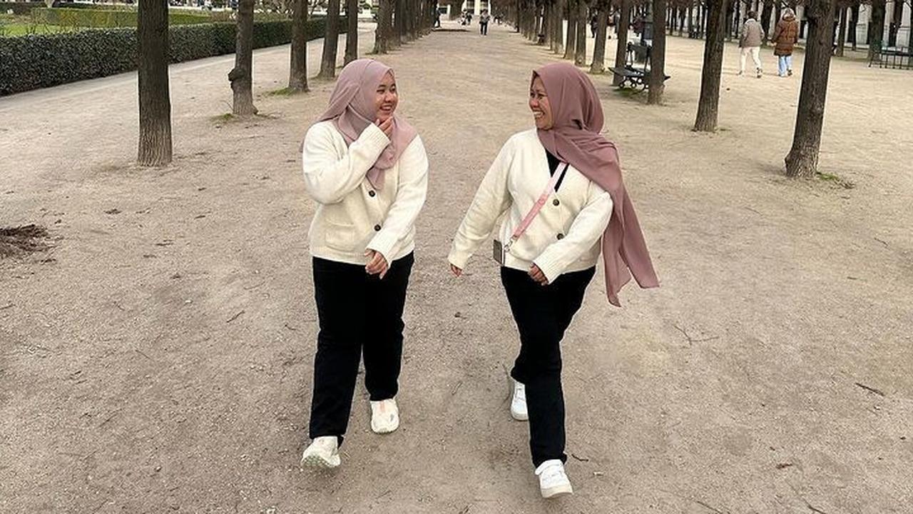 Lantaran sering mengenakan outfit yang sama saat berpergian ke luar negeri, Lala dan Sus Rini disebut kembar.<br>