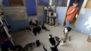 Liza Inga saat bermain dengan kucing-kucingnya di rumahnya, Lima, Peru (4/8/2015). Inga merupakan seorang wanita yang mempunyai penampungan kucing sekitar 50 ekor dirumahnya sendiri. (Reuters/Mariana Bazo)
