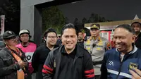 Ketua Umum PSSI, Erick Thohir, menyaksikan duel&nbsp;Persis Solo melawan Jeonbuk Hyundai Motors di Stadion Manahan, Solo, Sabtu (17/6/2023) malam WIB. (Bola.com/Radifa Arsa)