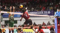 Pemain Jakarta Pertamina Energi Ratri Wulandari melancarkan smes saat menghadapi Gresik Petrokimia Puslatda KONI Jatim pada Proliga 2020 di GOR Tri Dharma, Jumat (28/2/2020). (foto: PBVSI)