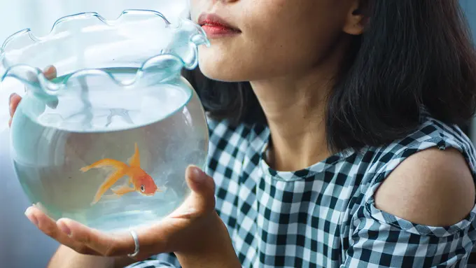 perempuan memelihara ikan
