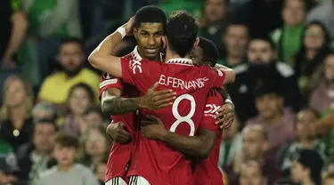 Penyerang Manchester United, Marcus Rashford (kiri) berselebrasi setelah mencetak gol ke gawang Real Betis pada pertandingan leg kedua babak 16 besar Liga Europa di stadion Benito Villamarin di Seville, Spanyol, Jumat (17/3/2023). Manchester United mengalahkan Real Betis untuk mengamankan tiket perempat final. (AP Photo/Jose Breton)