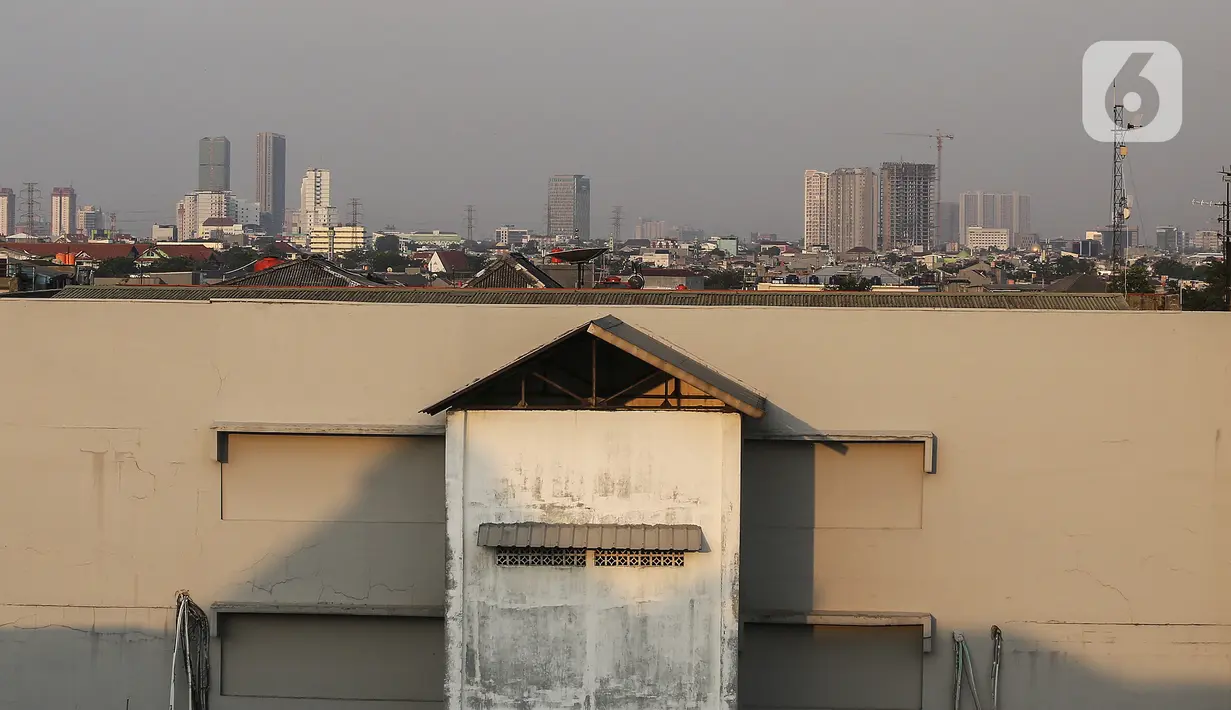 Pemandangan gedung bertingkat di Jakarta, Jumat (10/9/2021). Kementerian Keuangan mencatat realisasi program Pemulihan Ekonomi Nasional tahun 2021 hingga 20 Agustus 2021 mencapai Rp 326,74 triliun atau 43 persen dari pagu Rp 744,77 triliun. (Liputan6.com/Johan Tallo)