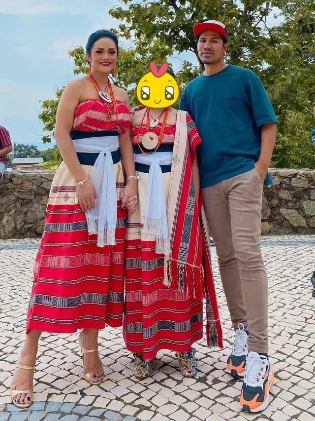 7 Pemotretan Krisdayanti dan Keluarga Pakai Baju Adat Timor Leste, Curi Perhatian