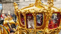 Raja Charles III dan Ratu Camilla menaiki kereta kuda untuk menjalani upacara penobatan di Westminster Abbey. (dok. Antonio Olmos/Pool/AP)