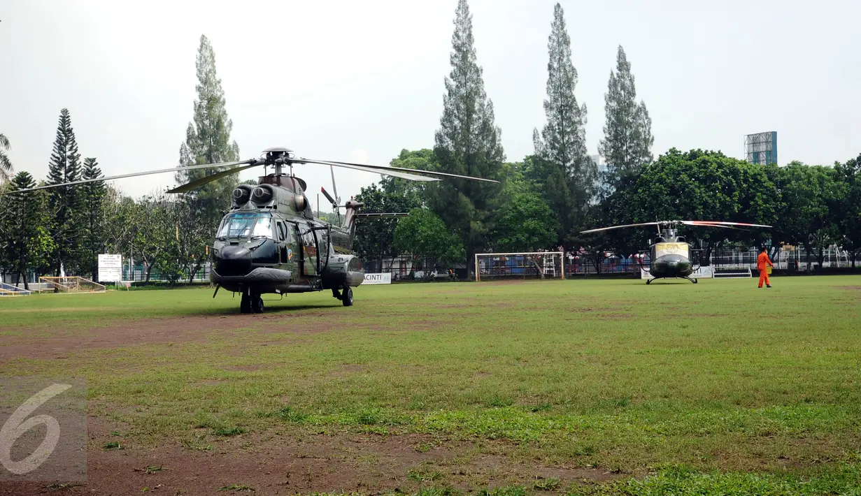 Dua helikopter TNI disiagakan di lapangan ASIOP Senayan, Jakarta, Senin (7/3/2016). Saat berlangsungnya KTT Luar Biasa OKI, tidak sembarang orang bisa melintas di sekitar JCC dan kawasan GBK. (Liputan6.com/Helmi Fithriansyah)