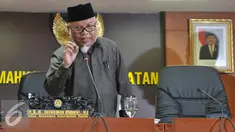 Ketua Mahkamah Kehormatan Dewan (MKD), Surahman Hidayat memberikan keterangan usai sidang di Ruang Sidang MKD DPR RI, Jakarta, Senin (23/11/2015). Hasil Rapat MKD akan menentukan kelanjutan kasus Setya Novanto. (Liputan6.com/Johan Tallo) 